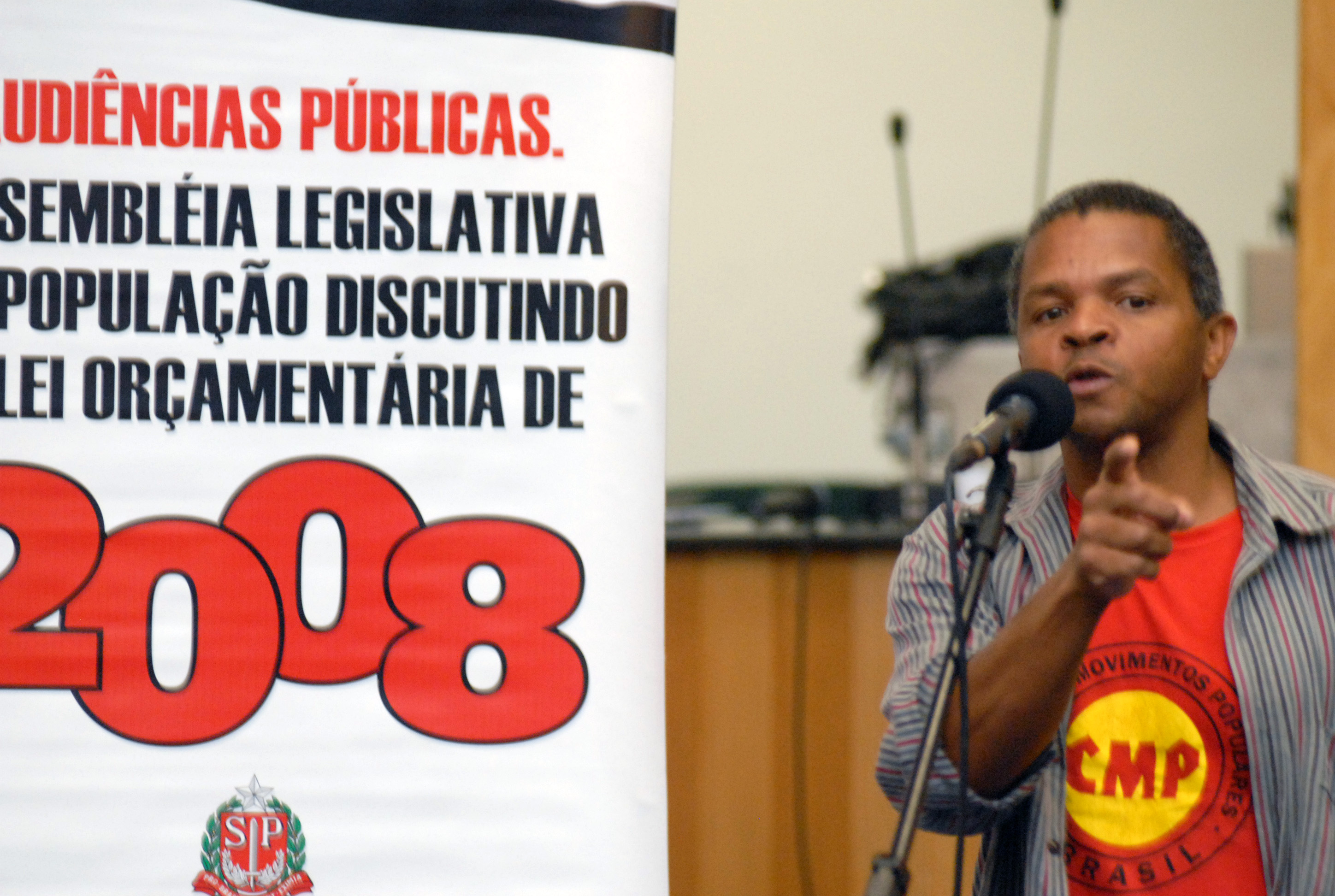 Cosme Vitor, da CUT, lamentou a ausncia de representantes da prefeitura de So Jos<a style='float:right;color:#ccc' href='https://www3.al.sp.gov.br/repositorio/noticia/03-2008/SAO JOSE     Cosme Vitor   Central Movimentos Populares.jpg' target=_blank><i class='bi bi-zoom-in'></i> Clique para ver a imagem </a>